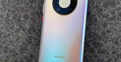 Huawei Mate40 Pron lasipinta heijastelee tyylikkäästi valoa eri väreissä. Kamerakohouman muotoilu on massasta erottuva.