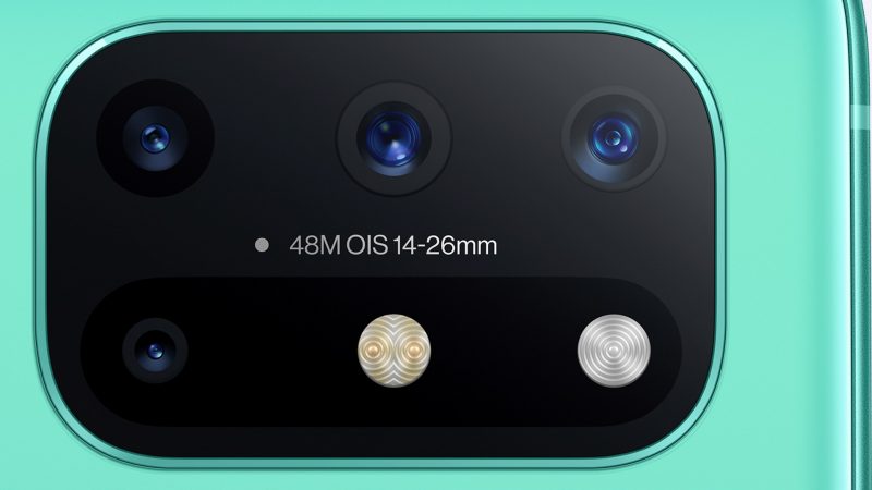 OnePlus 8T:n kamerat lähikuvassa.