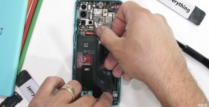Kurkistus OnePlus 8T:n sisään.