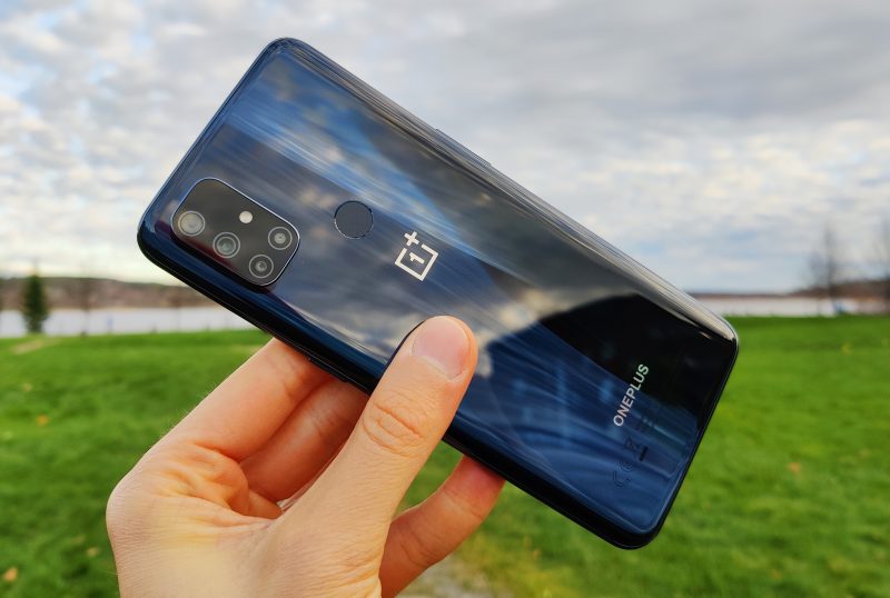 OnePlus on muovirakenteinen, ja takakuori heijastaa valoa näpsäkästi.