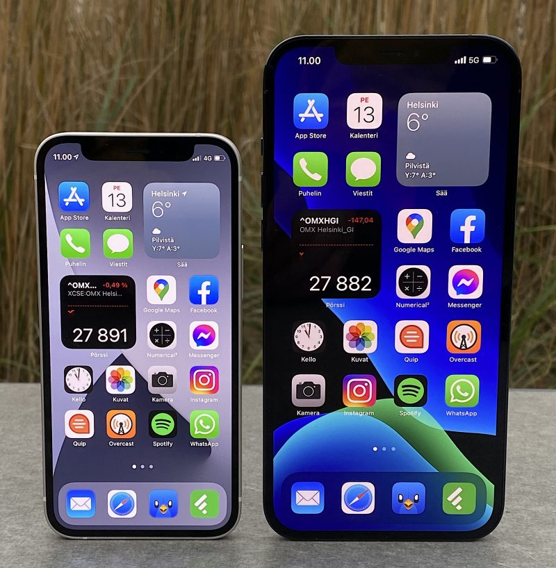 iPhone 12 mini ja iPhone 12 Pro Max. Kokoero suurimman ja pienimmän iPhone 12 -mallin välillä on melkoinen.