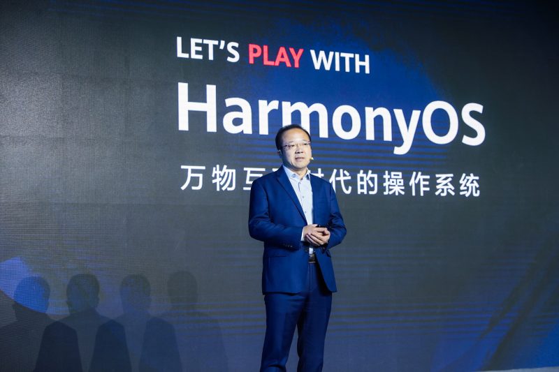 Huawein kuluttajaliiketoimintayksikön ohjelmistoista vastaava johtaja Wang Chenglu esitteli HarmonyOS 2.0:n mobiilitestiversion.