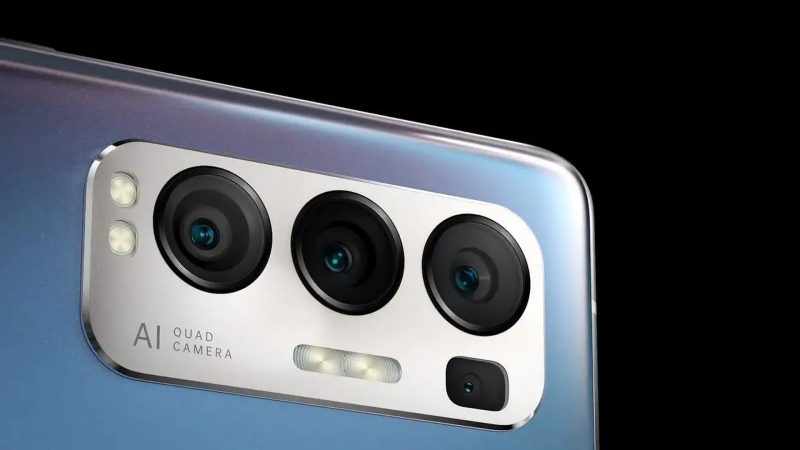Kuvassa Oppo Reno5 Pro+:n kamerat.