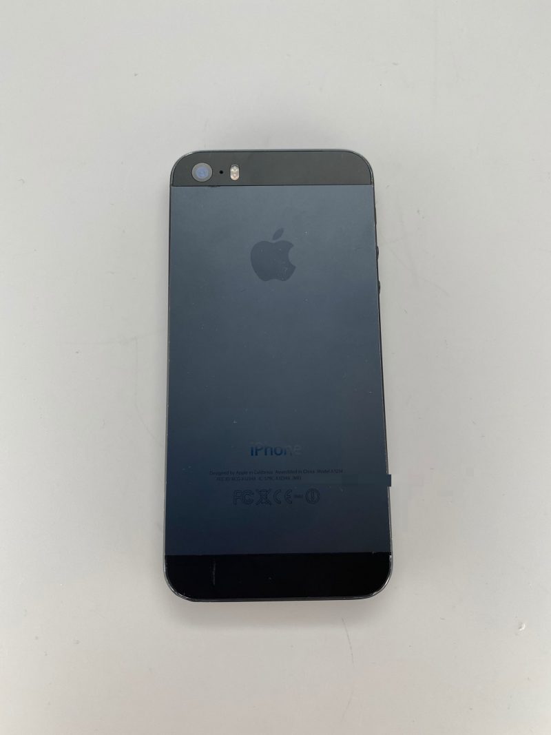Paljastunut kuva iPhone 5s -prototyypistä. Tällaisena värinä iPhone 5s:ää ei ikinä nähty markkinoilla.