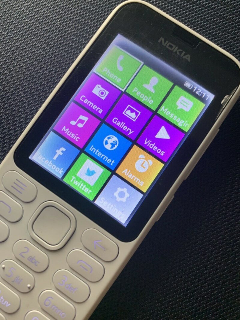 RM-1025:ssä nähtävä julkaisematon Asha-ohjelmistoversio muistutti käyttöliittymältään osittain Windows Phoneista tuttua tyyliä.
