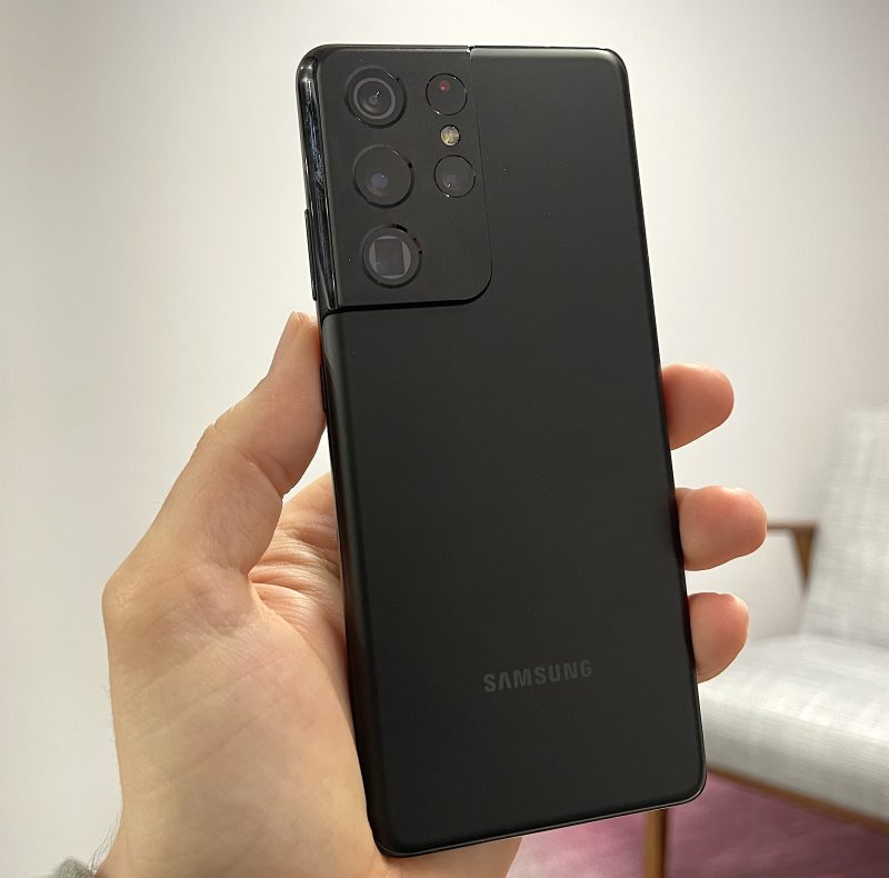 Galaxy S21 Ultra 5G:n musta mattapinta on hillityn tyylikäs.