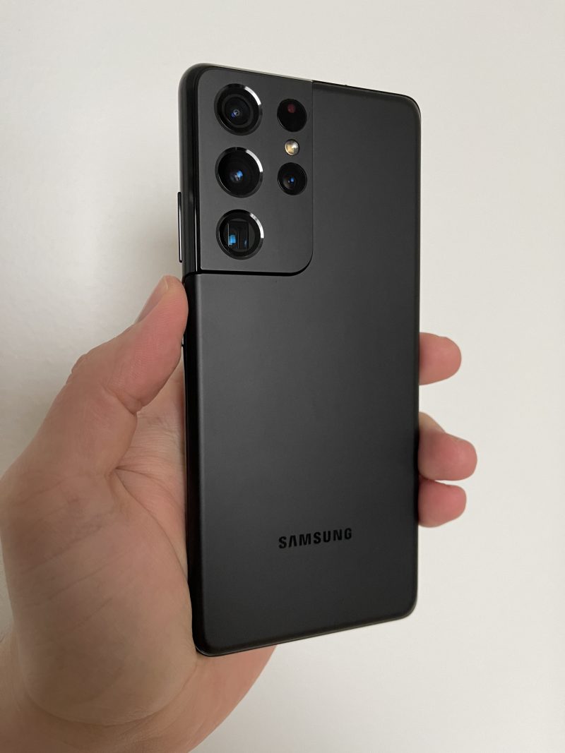 Galaxy S21 Ultra 5G on mustana värivaihtoehtona hillityn tyylikäs.