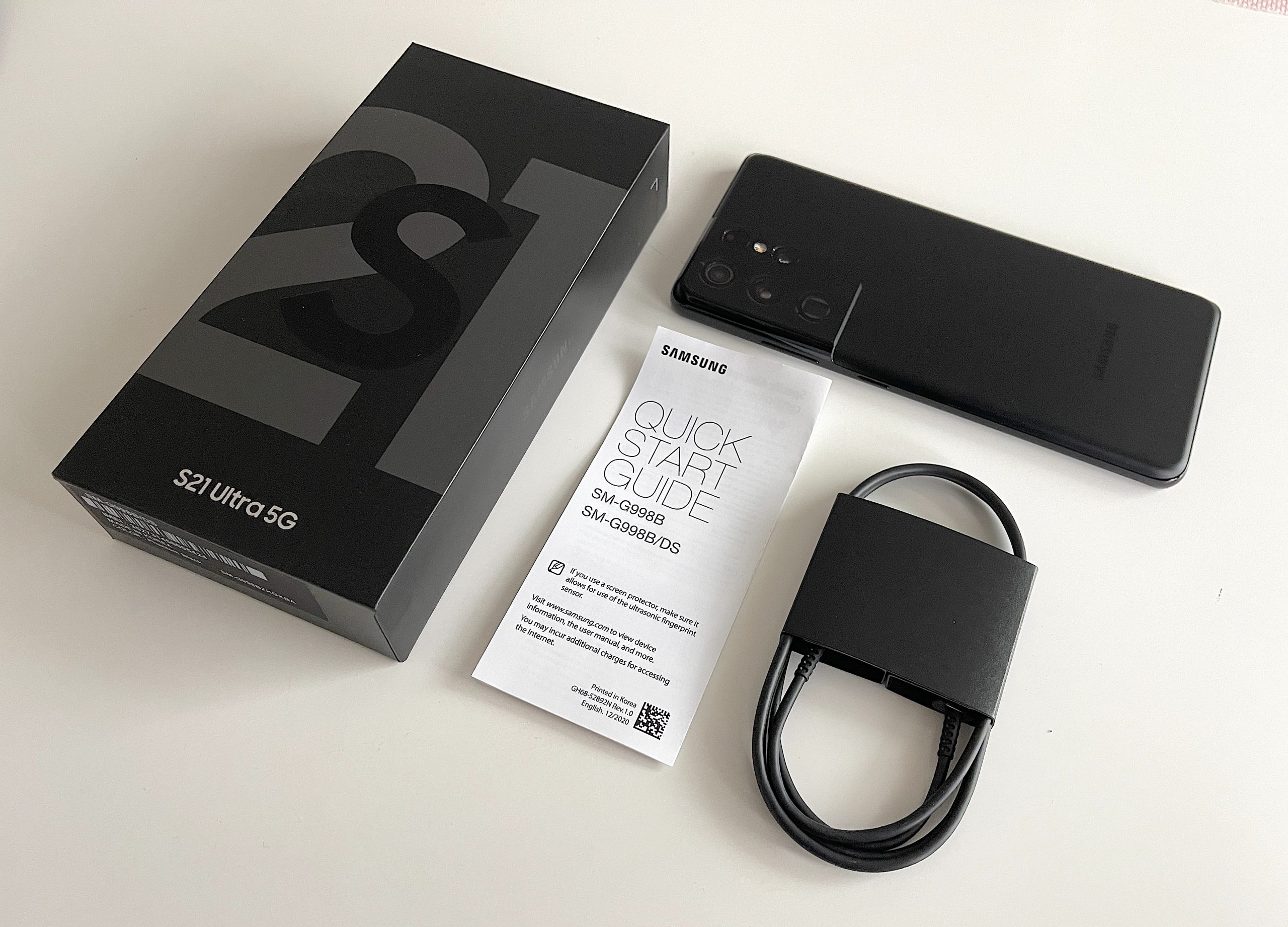 Samsung ei toimita Galaxy S21 -puhelinten myyntipakkauksessa enää laturia tai kuulokkeita. Myös Galaxy S21 Ultra 5G:n mukana tulee vain USB-C-kaapeli.