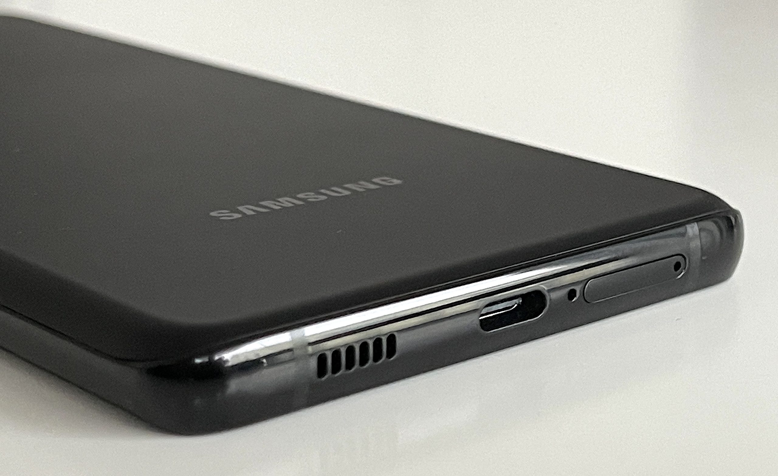 Galaxy S21 Ultra 5G:n pohjasta löytyy USB-C-liitännän lisäksi SIM-korttikelkka sekä kaiuttimen ja mikrofonin aukot.