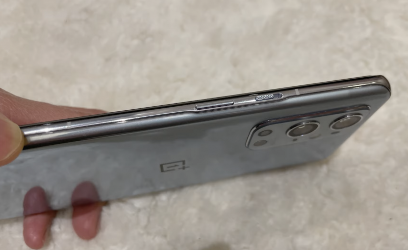 OnePlus 9 Pron kylkiä kiertävä alumiinirunko on aiempaa ohuempi.