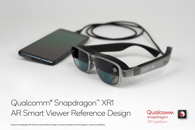 Qualcommin esittelemä Snapdragon XR1 AR Smart Viewer -referenssilaite voi toimia esimerkiksi älypuhelimen tai tietokoneen kanssa kaapelilla kytkettynä.