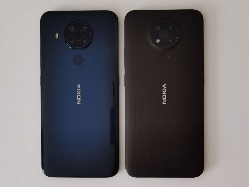 Nokia-älypuhelimet ovat tyyliltään kovin samankaltaisia. Kuvassa Nokia 5.4 ja Nokia 3.4.
