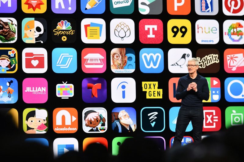 Kuvassa Applen toimitusjohtaja Tim Cook ja taustalla App Store -sovellusten kuvakkeita.