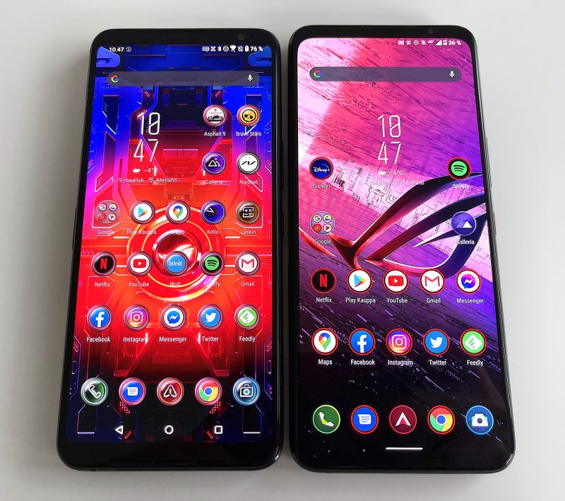 ROG Phone 5:ssä (oikealla) on suurempi näyttö kuin edeltäjässään ROG Phone 3:ssa. Reunukset näytön ympärillä ovat hieman aiempaa pienemmät.