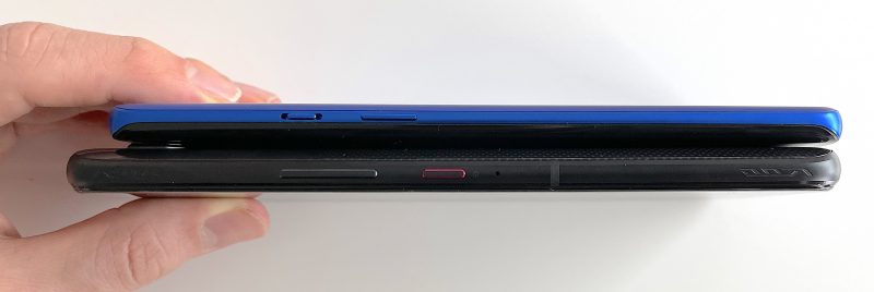 ROG Phone 5 on melkoinen möhkö esimerkiksi samankokoisella näytöllä varustettuun OnePlus 8 Prohon verrattuna, kun kokoa on joka suuntaan enemmän.