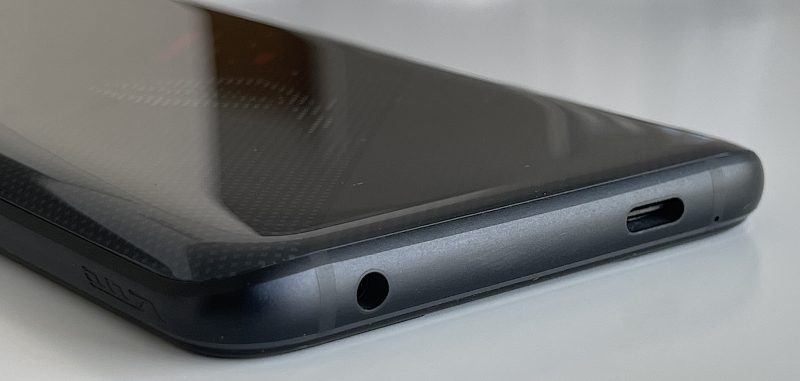 Pohjasta ROG Phone 5:stä löytyy toinen USB-C-liitäntä ja myös 3,5 millimetrin kuulokeliitäntä.