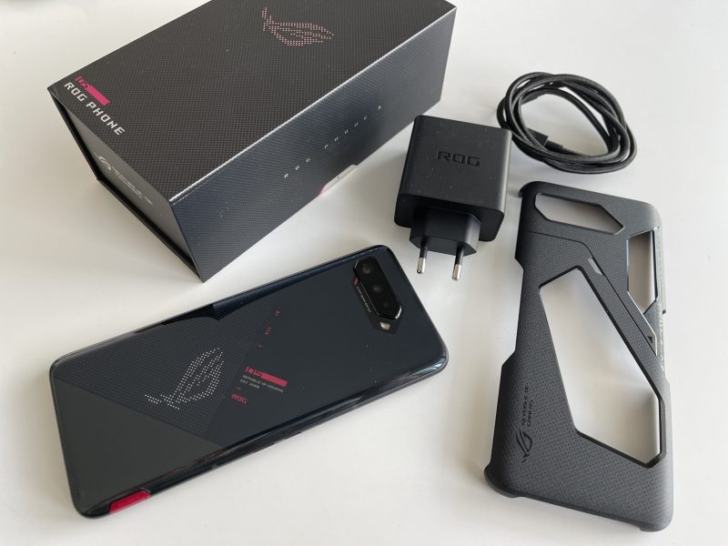 ROG Phone 5:n myyntipakkauksessa mukana tulee 65 watin laturi, USB-C-USB-C-kaapeli punotulla pinnalla sekä Aero-suojakuori.