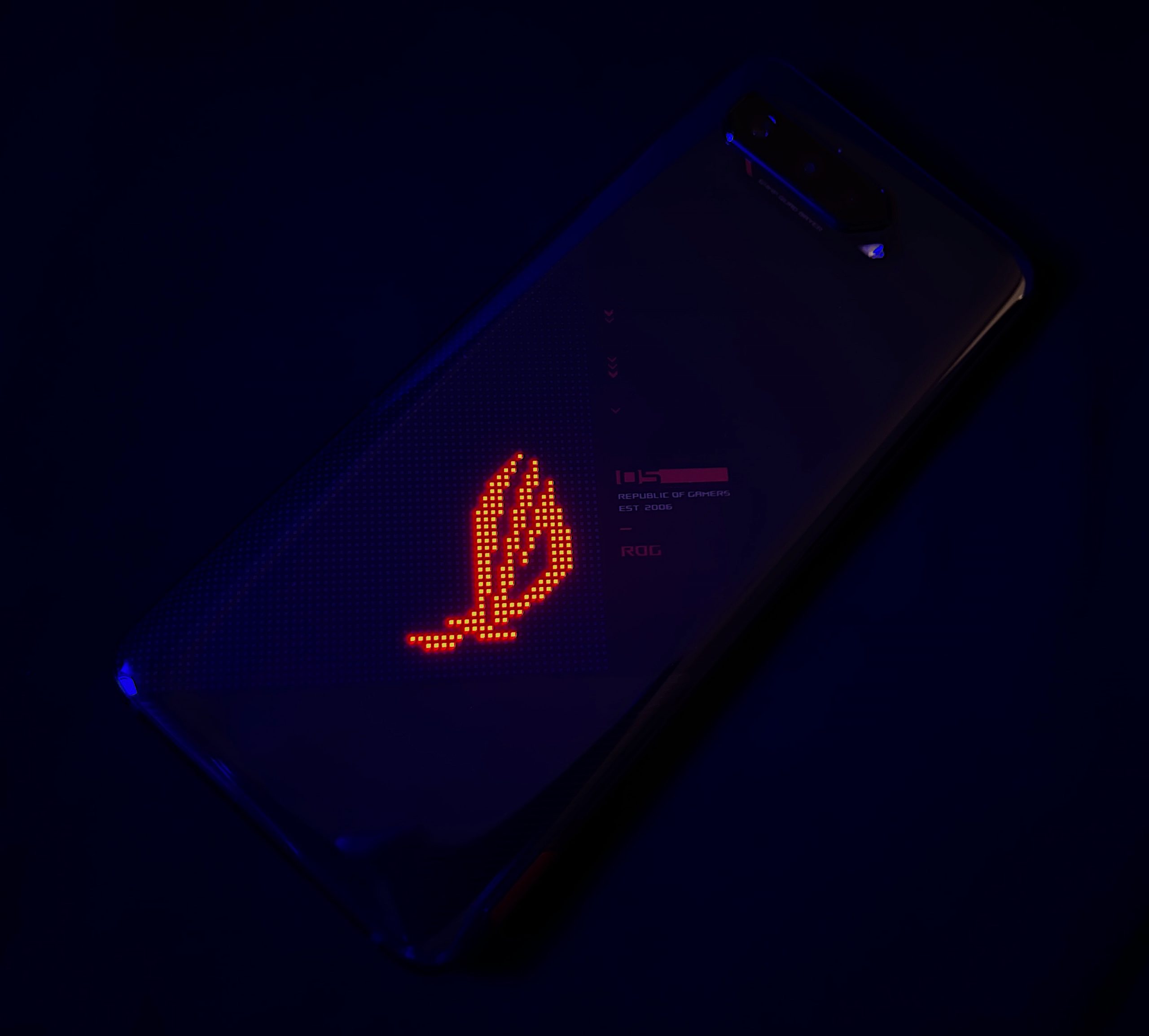 Asus ROG Phone 5 on varustettu pistemäisellä, RGB LED -valaistulla ROG-logolla.