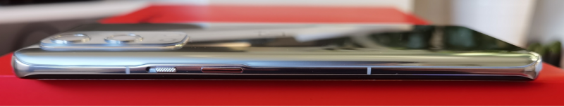 OnePlus 9 Pron oikealla kyljellä ovat virtapainike ja profiilikytkin.