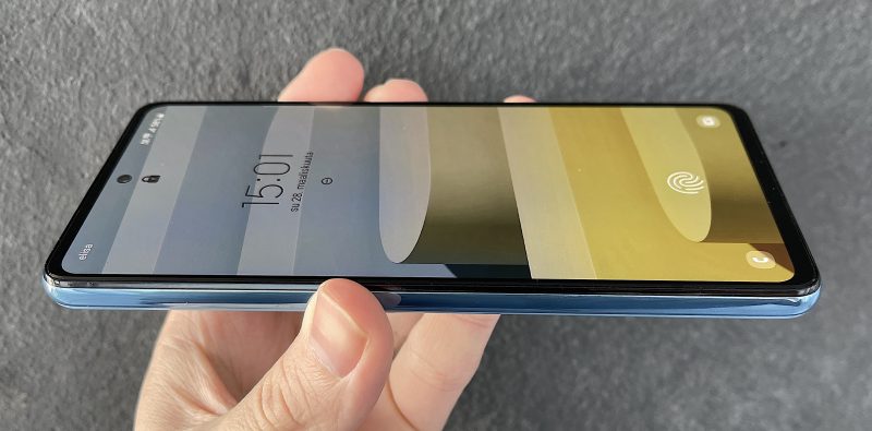 Kyljiltään, kuten myös takapinnaltaan, Galaxy A52 5G on muovia.