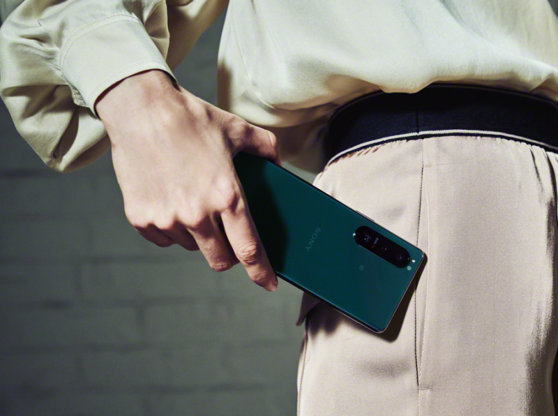 Kuvassa vuonna 2021 esitelty Sony Xperia 5 III.