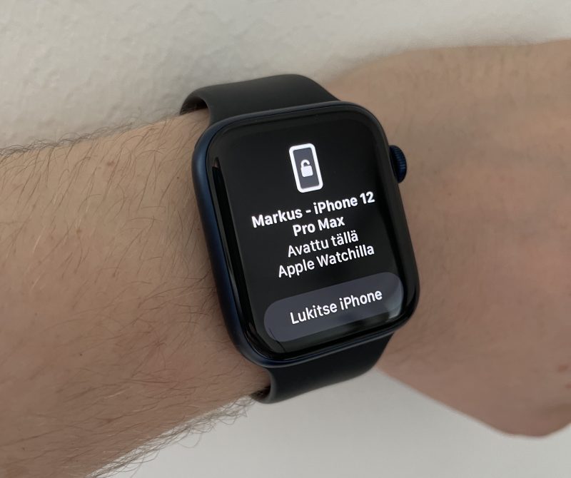 Face ID:llä varustetun iPhonen lukituksen avautumisesta Apple Watchin perusteella tulee kelloon ilmoitus värinän kera. iPhone 13 -puhelimissa ominaisuus ei alun perin toiminut.
