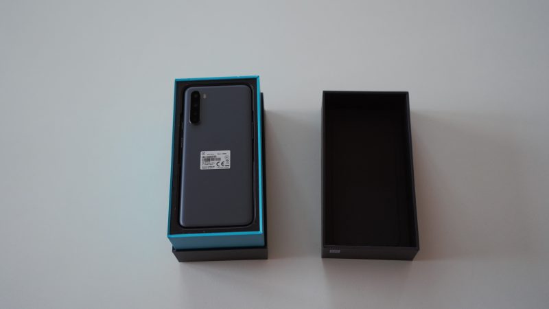 Sisältä paljastuu tavallinen OnePlus Nord Gray Ash -värissä.