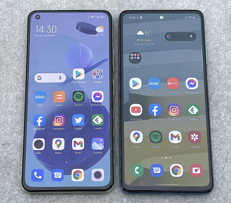 Vasemmalla Xiaomi Mi 11 Lite 5G ja oikealla yksi sen tärkeimmistä kilpailijoista, Samsungin Galaxy A52 5G. Xiaomissa on hieman suurempi näyttö (6,55 vs. 6,5 tuumaa).
