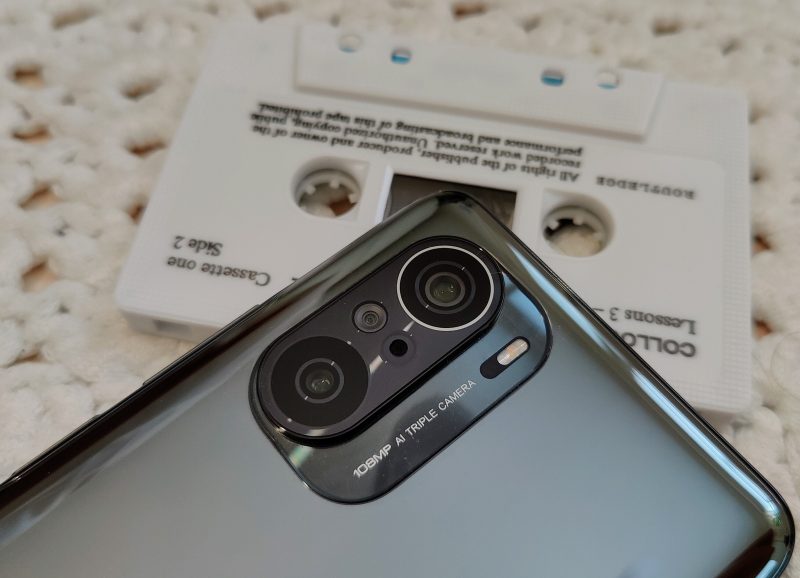 Xiaomi Mi 11i:n kamerakomponentti muistuttaa C-kasettia.