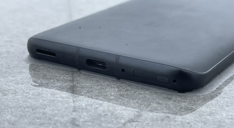 ZenFone 8:n pohjasta löytyvät SIM-korttikelkka, USB-C-liitäntä sekä kaiutin- ja mikrofoniaukot.