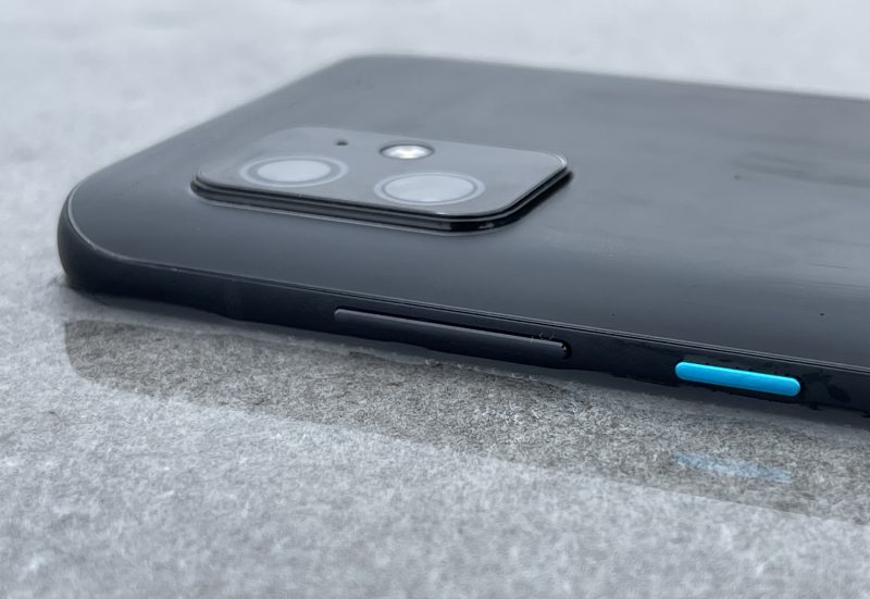 ZenFone 8:n turkoosi virta- ja lukituspainike on Smart Key, jolle voi määritellä kaksois- ja pitkän painalluksen lisätoiminnot.