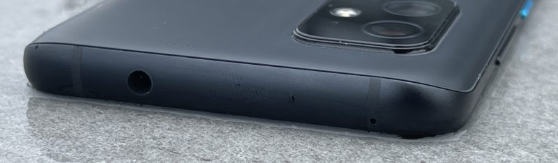 ZenFone 8:n yläpäässä on 3,5 millimetrin kuulokeliitäntä ja yksi kolmesta mikrofonista.