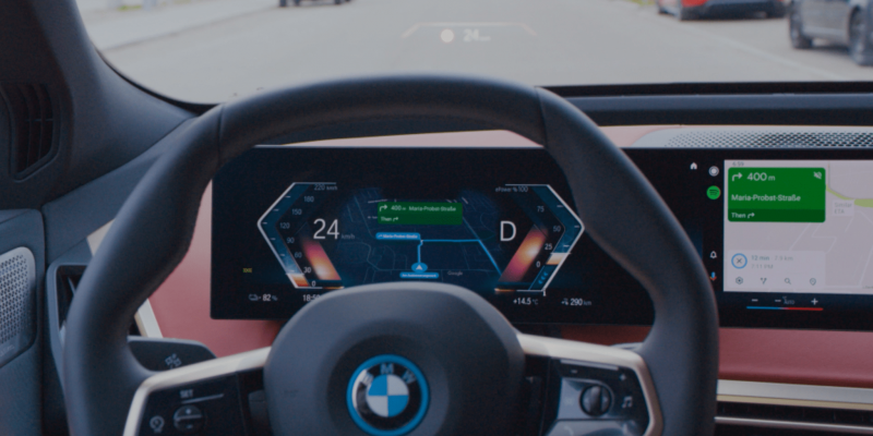 Android Auton Google Maps BMW:n mittaristonäkymän keskellä.