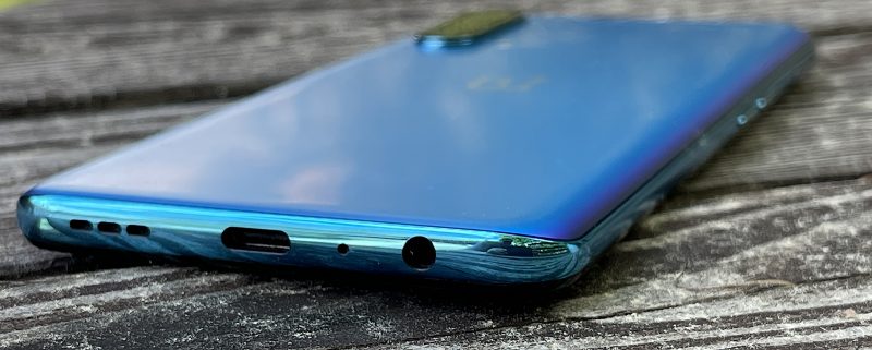 onePlus Nord CE 5G:n pohjassa on USB-C-liitäntä, 3,5 millimetrin kuulokeliitäntä sekä kaiutin- ja mikforoniaukot. Kaiuttimia puhelimessa on vain yksi, joten stereoäänentoistosta sillä ei pääse nauttimaan.