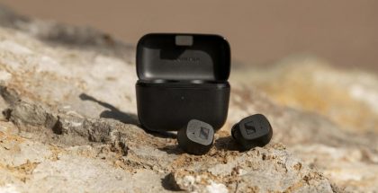 Kuvassa Sennheiser CX True Wireless -kuulokkeet ja latauskotelo mustana.