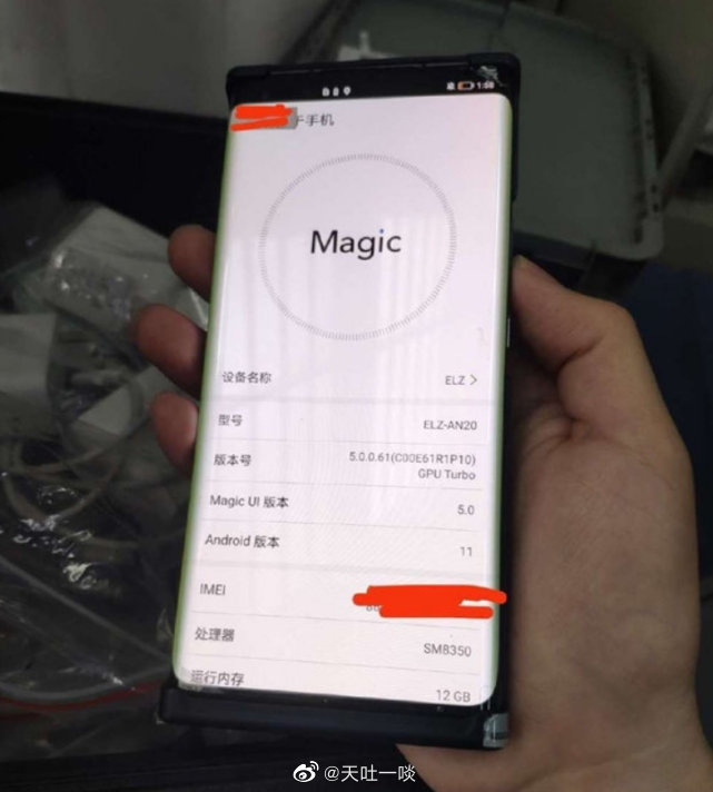 Honor Magic3 suojakuoren sisällä Weibo-yhteisöpalvelussa julkaistussa kuvassa.