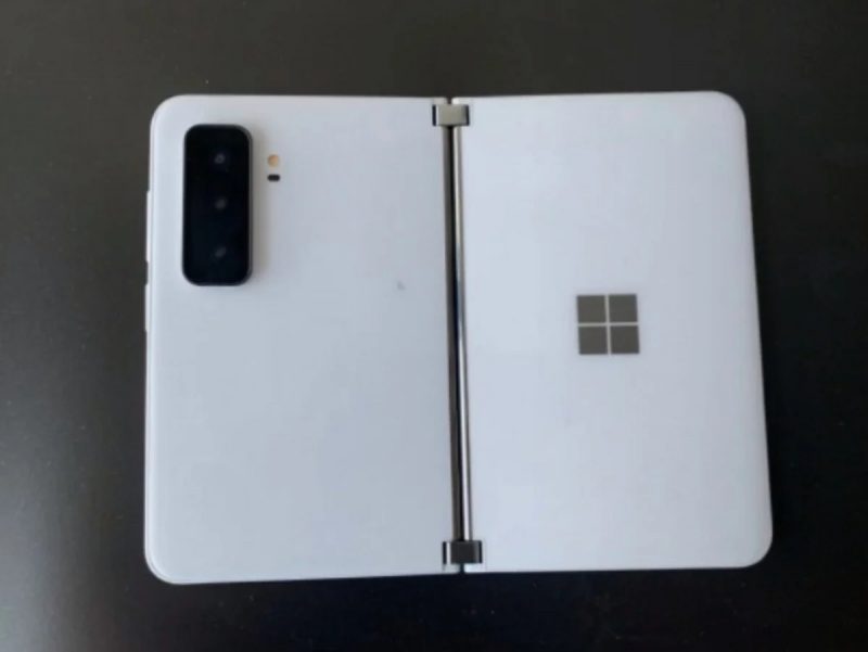 Microsoft Surface Duo 2 vuotaneessa kuvassa.