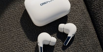 Alkuperäiset OnePlus Buds Pro -kuulokkeet ja -latauskotelo valkoisena värivaihtoehtona.