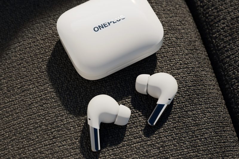 Alkuperäiset OnePlus Buds Pro -kuulokkeet ja -latauskotelo valkoisena värivaihtoehtona.