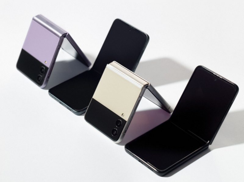 Galaxy Z Flip3 5G pyrkii houkuttelemaan ostajia tyylikkyydellä - ja edeltäjiään selvästi edullisemmalla hinnalla.