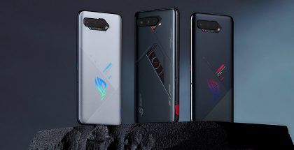 Keskellä ROG Phone 5s Pro, vasemmalla ja oikealla ROG Phone 5s eri väreissä.