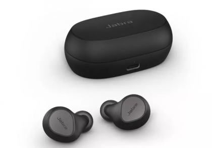 Jabra Elite 7 Pro -kuulokkeet latauskoteloineen.