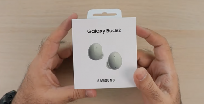 Galaxy Buds2 -myyntipakkaus. Kuvankaappaus The Mobile Centralin videolta.