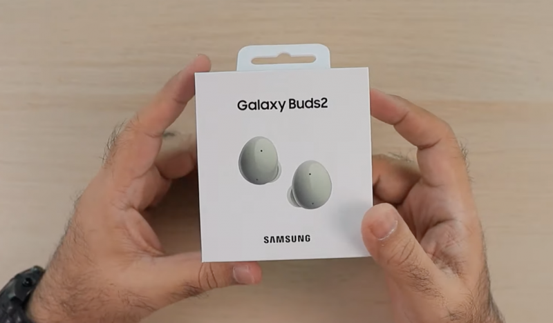 Galaxy Buds2 -myyntipakkaus. Kuvankaappaus The Mobile Centralin videolta.