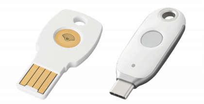 Vasemmalla aiempi Titan Security Key -laiteavain NFC:llä USB-A-liittimellä ja oikealla uusi USB-C-liittimellä.