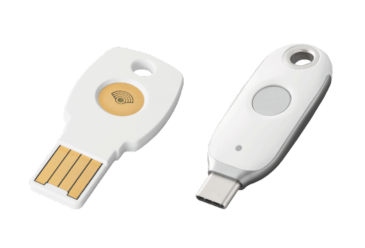 Vasemmalla aiempi Titan Security Key -laiteavain NFC:llä USB-A-liittimellä ja oikealla uusi USB-C-liittimellä.
