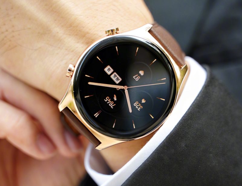Honor Watch GS 3, kultainen värivaihtoehto ruskealla nahkarannekkeella.