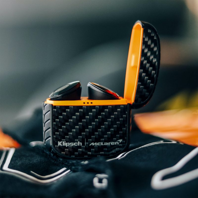 Klipsch T5 II True Wireless ANC -kuulokkeiden McLaren Edition -erikoisversio on viimeistelty hiilikuitutyyliin.