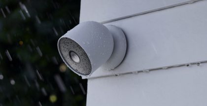 Akulla varustettu Nest Cam ulkokäyttöön. Laite kestää luonnollisesti myös tuulta, vettä ja lunta. Kamera kiinnittyy seinässä olevaan alustaansa magneettisesti. Erikseen tarjolla on myös tiukempi kiinnitysratkaisu varkaita vastaan.