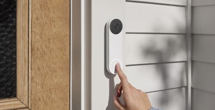 Nest Doorbell -ovikello. LED-valo painikkeen ympärillä syttyy, kun ovikelloa lähestytään.
